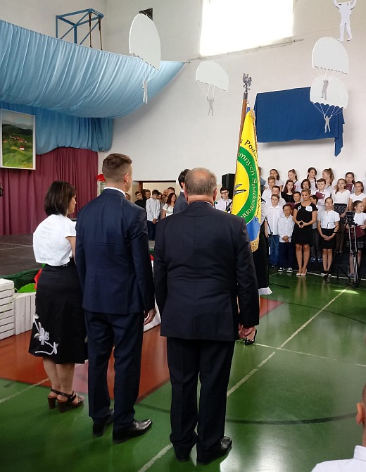 uroczystość nadania Szkole Podstawowej w Dębowcu imienia Cichociemnych Spadochroniarzy Armii Krajowej